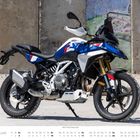 Unter dem Bild ist ein Kalender für Januar. Gezeigt wird ein blau-weiß-rotes Motorrad auf einer Straße.