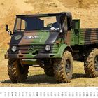 Kennzeichen: AC-NT 416H. Kalender unten mit Januar-Daten. Militärfahrzeug in Tarnfarben auf sandigem Gelände.