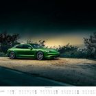 "Porsche Taycan GTS". Ein grünes Auto parkt auf Kies, umgeben von Büschen. Unten ein Kalender mit Januar-Tagen.