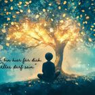"Ich bin hier für dich. Alles darf sein." Ein Junge sitzt vor einem leuchtenden Baum in einer friedlichen Landschaft.