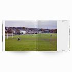 Die Texte "Sunday Game in the Mist Faifield, 2004" und "Heptonstall England, 2004". Foto eines Dorfes mit Fußballfeld.