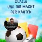 "QUALLE UND DIE MACHT DER KARTEN" und "Das erste Buch des beliebten Schiedsrichters". Ein Fußball, Karten und Pfeife vor Himmel.