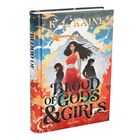 Text: "Blood of Gods & Girls", "K.L. Kaine", "Karibu". Illustration: Drei Figuren vor einem Berg, feurige Farben und Vögel am Himmel.