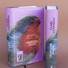 Buchcover zeigt "Clare Chambers: Heimliche Zeilen". Illustration eines Rotkehlchens auf lila Hintergrund.