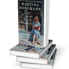 Das Bild zeigt das Buch "Das Fräulein Buchhändlerin" von Martina Bergmann. Eine Frau in blauem Kleid liest.