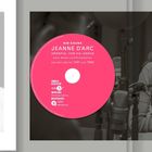 Links: "JEANNE D'ARC écoutant ses voix." Rechts: Eine Frau spricht in ein Mikrofon, daneben eine CD "JEANNE D'ARC".