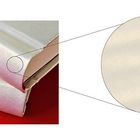 Text: "Hochwertiges Einbandmaterial mit Perlmutt-Effekt". Zwei weiße Bücher, eines zeigt den Buchrücken. Nahaufnahme des Materials.