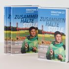 Buchtitel: "ZUSAMMEN HALTE STELLE" von SEBASTIAN 23. Dazu eine Person vor einer Bushaltestelle auf dem Cover.