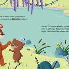 Ein Bär schenkt seiner Mama einen Tannenzapfen. Tiere schauen zu. Ein Fluss fließt durch eine idyllische Landschaft.