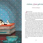 "Siehste, Lesen geht doch!"

Illustration: Mädchen auf Bücherstapel mit Katze, Kerze, Tasse, blauem Hintergrund mit Spiralmuster.