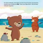Ein kleiner Bär und seine Mutter stehen lächelnd an einem Strand. Ein Hase und eine Krabbe sind ebenfalls zu sehen.