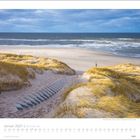 Januar 2027, Die Insel Sylt. Weg durch Dünen zu einem breiten Strand mit blauem Himmel und Wellen im Hintergrund.