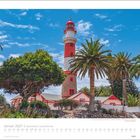 Januar 2027 | Faszination Leuchttürme. Ein rot-weißer Leuchtturm umgeben von Palmen und blauen Himmel.