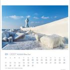 01 | 2027 Rügen Meine Insel. Kalenderblatt mit vereistem Leuchtturm, Eisschichten auf Steinen, blauem Himmel und Meer.