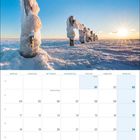 Kalender für Januar 2027. Feiertage: Neujahr, Heilige Drei Könige. Oben: Verschneite Holzpfähle bei Sonnenaufgang.