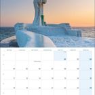 Kalender von Januar 2027, Feiertage: 1. Neujahr, 6. Heilige Drei Könige. Foto: Eisbedeckter Leuchtturm bei Sonnenuntergang.