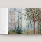 "Bleistudien, 119 x 149 cm, 2025". Illustration: Ein Wald mit hohen, dünnen Bäumen in sanften Farben.