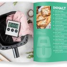 INHALT: Verschiedene Kategorien von Rezepten mit Seitenzahlen. Links: Airfryer-Korb mit Timer und Geschirrtuch.