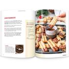 "Spritztgebäck" mit Rezept und Bild: Kekse teilweise in Schokolade getaucht, umgeben von weihnachtlicher Deko.