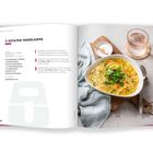 "5-Zutaten-Nudelsuppe" Rezept mit Zutatenliste und Zubereitungsschritten. Rechts: Schüssel mit Nudelsuppe auf Holzbrett.