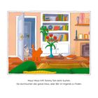 Text: "Mauzi Maus hilft Tommy Tom beim Suchen. Sie durchsuchen das ganze Haus, aber Bär ist nirgends zu finden." Zwei Tiere, eine Katze und eine Maus, stehen vor einem offenen Bücherregal in einem Wohnzimmer.