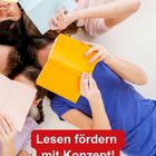 "Lesen fördern mit Konzept!" Kinder halten bunte Bücher und liegen kopfüber im Kreis auf dem Boden.