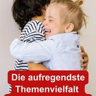 „Die aufregendste Themenvielfalt für den Kita-Alltag!” Zwei Kinder umarmen sich fröhlich.