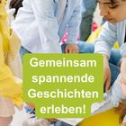 Text: "Gemeinsam spannende Geschichten erleben!" Kinder und eine Frau schauen gemeinsam in ein Buch.