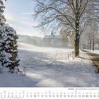 Altenberg, Blick zum Altenberger Dom. Eine verschneite Landschaft mit Bäumen und Sonnenstrahlen im Winter.