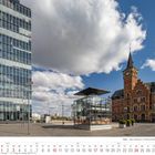 Kalenderblatt für Januar 2027. Moderne Gebäude links, historisches rotes Gebäude mit Turm und Uhr rechts unter blauem Himmel.