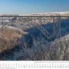Remscheid - Müngstener Brücke über verschneites Tal, mit Zug, Kalender für Januar 2027 mit Tagen und Wochenenden markiert.