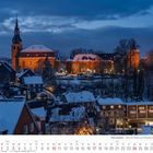 Hückeswagen, Schloss und Pauluskirche im Schnee, beleuchtet bei Abenddämmerung. Darunter Kalenderblatt Januar 2027.