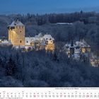 Schloss Burg und Burg an der Wupper. Eine verschneite Burglandschaft bei Dämmerung, umgeben von winterlichen Bäumen.