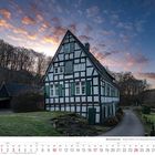 Kalender für Januar 2027, Titel: Wermelskirchen - Berger Mühle. Fachwerkhaus vor bewaldeter Abendlandschaft.