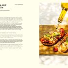 "Bruschetta mit Stracciatella für 2 Personen" neben Rezepttext. Daneben zwei belegte Brotscheiben, darüber Olivenölflasche.