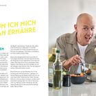 "Warum ich mich vegan ernähre", Text über Tierliebe. Rechts ein Mann isst, lächelt in die Kamera, kocht mit Zucchinistreifen.