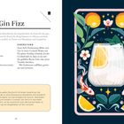 "Yuzu Gin Fizz" Rezept: Zutaten wie Yuzu-Saft, Zuckersirup, Gin. Anleitung: Zutaten shaken, ins Glas abseihen. Illustration: Glas mit Zitronenscheiben, Fische und Yuzu-Früchte.