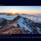 01 Januar. Sonnenaufgang über verschneiten Berggipfeln, Wolkendecke im Tal. Kalendarium unten.