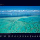 02 Februar. Ein Kalenderbild zeigt strahlend blaues Wasser mit Korallenriffen unter klarem Himmel.