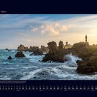 03 März. Kalender mit Felsküste, rauer See, Gischt und Leuchtturm unter blauem Himmel.