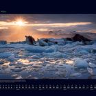 03 März. Der Gletschersee zeigt Eisblöcke im Sonnenuntergang. Unten ein Kalender mit Wochenzahlen.