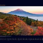 "11 November" oben, darunter Herbstbäume, im Hintergrund ein Berg, darunter ein Kalender mit Datum und Wochentagen.