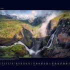 05 Mai, darunter Kalender und Wochenzahlen. Bild: Tiefe Schlucht mit Wasserfall, umgeben von üppigen Wäldern und Bergen.
