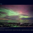 03 März. Ein Küstenpanorama mit grünem und rosa Polarlicht am Himmel, darunter ein Kalender mit Daten des Monats.