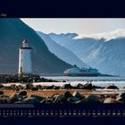 05 Mai. Ein Leuchtturm vor Bergen. Rechts ein großes Schiff im Wasser. Unten ein Kalender mit den Tagen des Monats Mai.