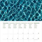 Kalender für September in mehreren Sprachen, darunter Tage und Daten. Oben eine Illustration: Wasseroberfläche.