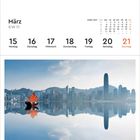 Kalender für März, KW 11. Daten: 15 bis 21. Foto zeigt Hongkong mit rotem Segelboot im Wasser und Skyline.