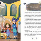 Eine Hexe mit spitzem Hut und ein Mädchen betrachten ein Dinosaurierskelett. Text: „Martha mault“ und Dialoge über Knochen.