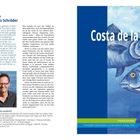„Costa de la Luz“ in weißer Schrift über blauer Illustration von Fischen; links Text über Thomas Schröder.