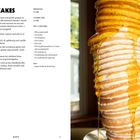 Links: veganes Pancake-Rezept mit Zutaten und Anleitung. Rechts: Ein hoher Stapel Pancakes mit fließendem Ahornsirup.